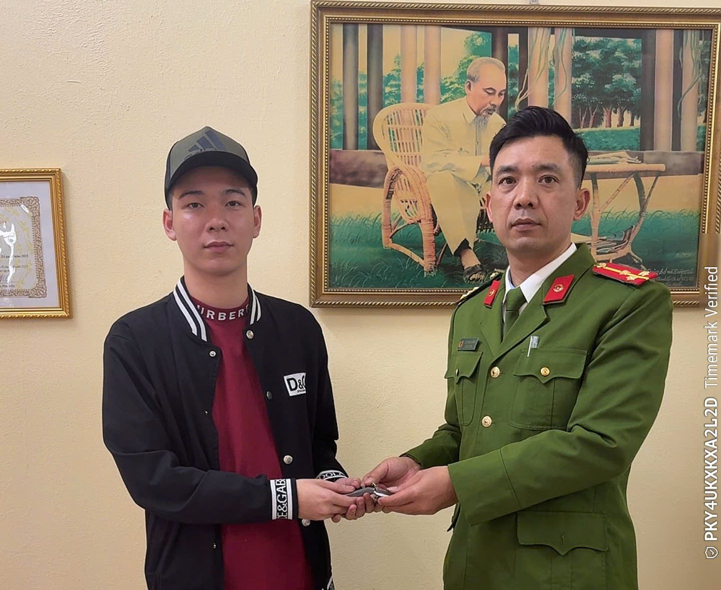 Công an xã Vĩnh Thuận trao trả tài sản đánh rơi cho người dân